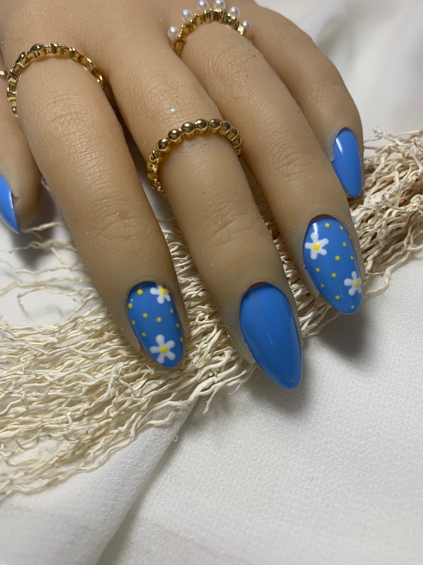 Daisy blue