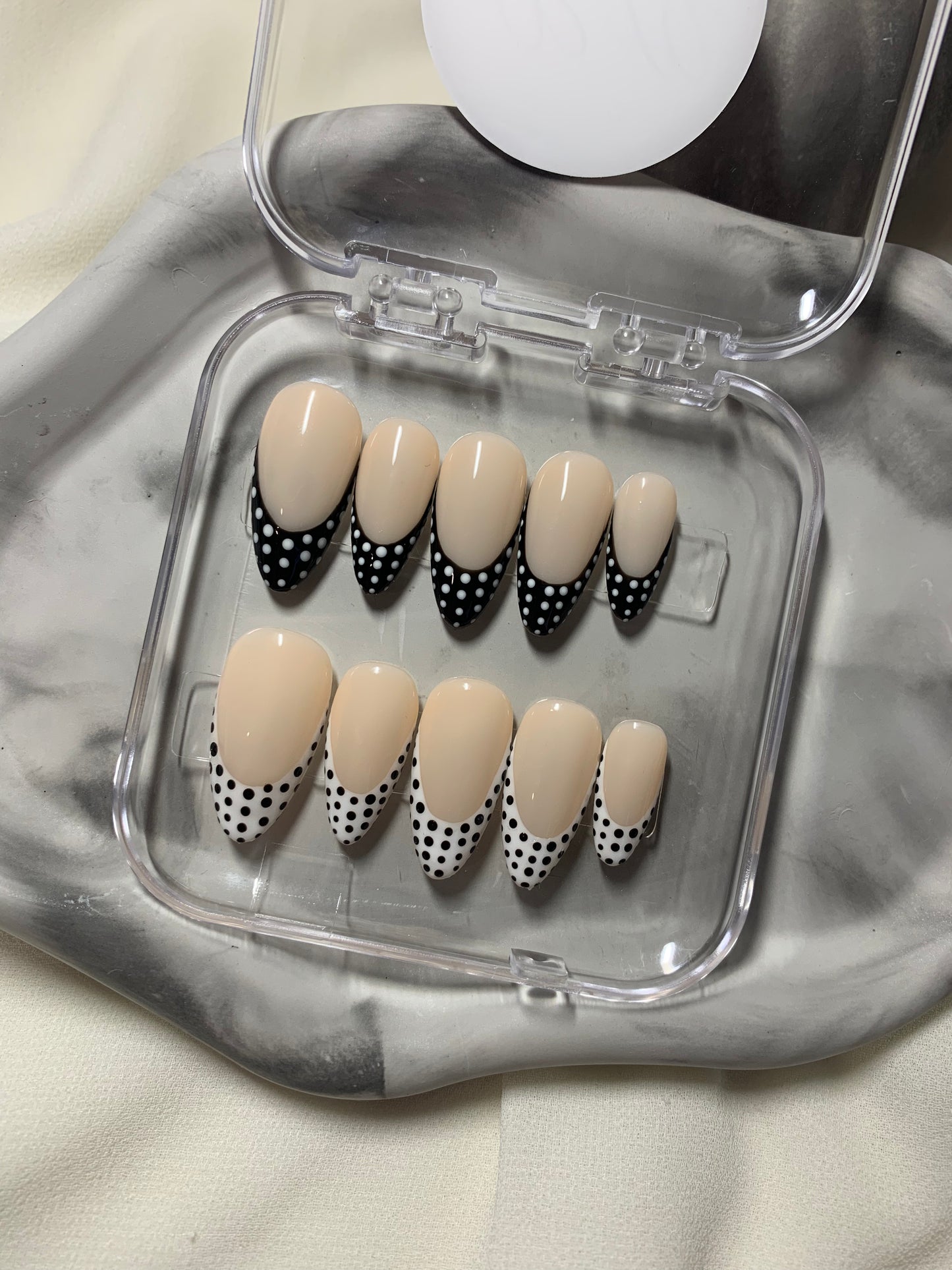 Offrez vous une manucure effet salon avec nos press on nails réutilisables